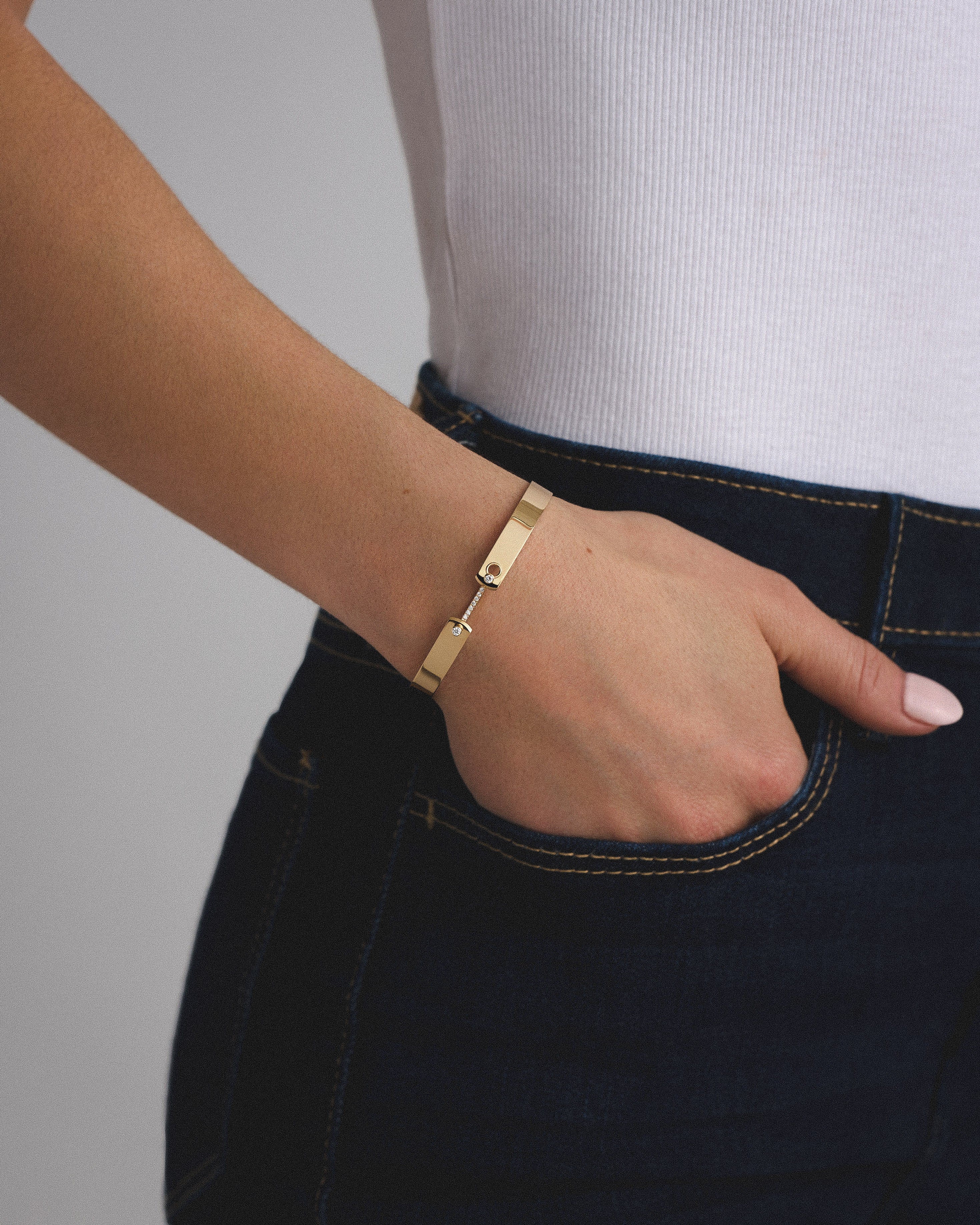 Business Meeting GM Mood Bangle in Yellow Gold