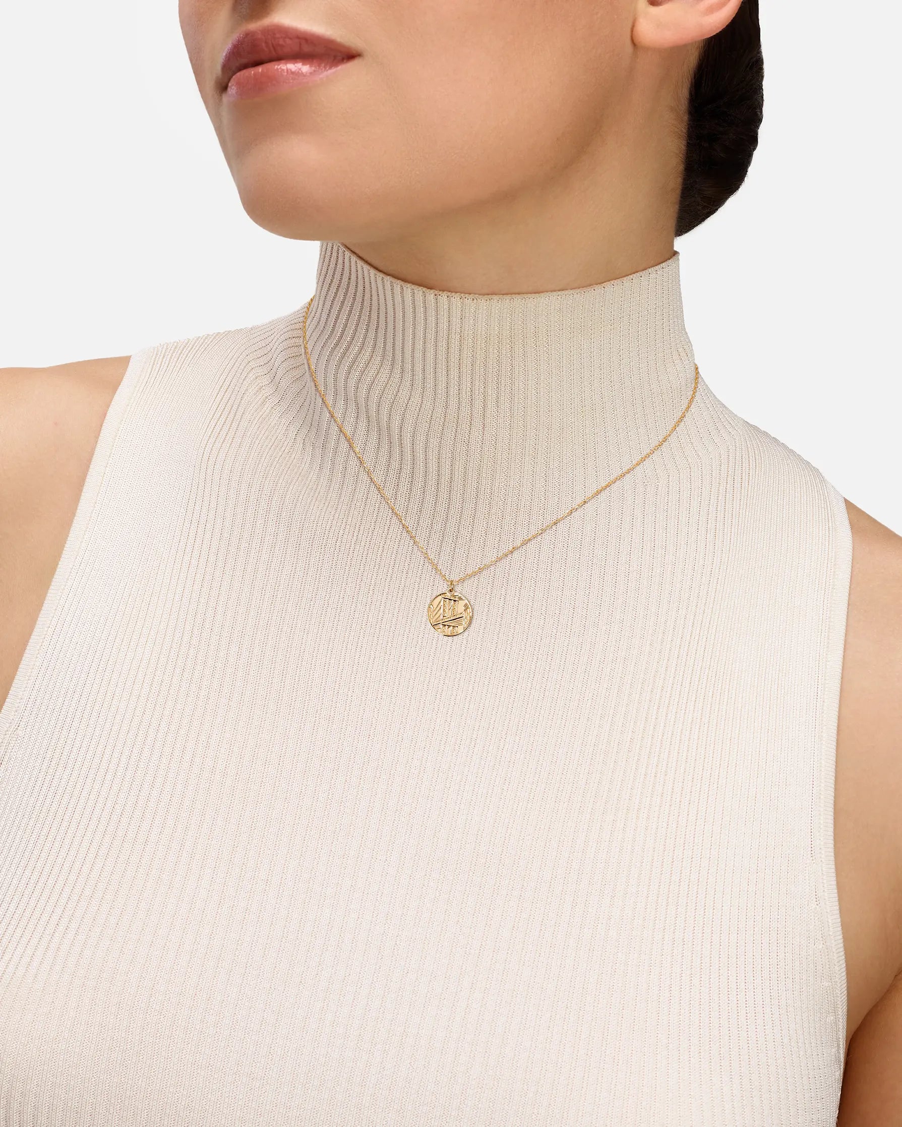 files/Medallion_Necklace_Brooklyn-Bridge-PM_YG_Model_NH61633.webp - Nouvel Heritage