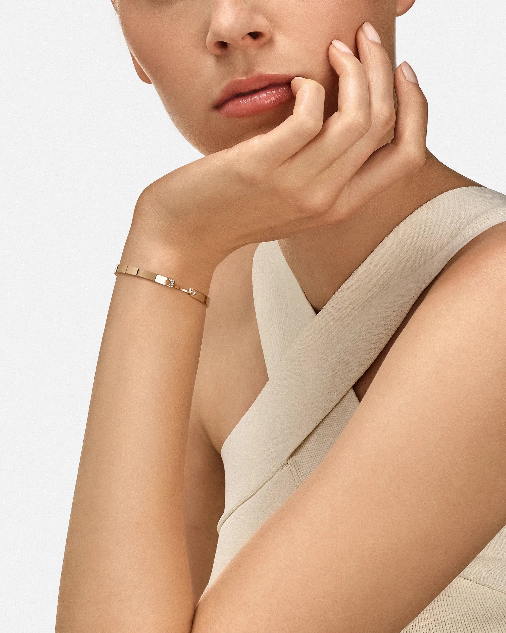 files/Mood_Bangle_Monday-Morning_YG_Model_NH21010.webp - Nouvel Heritage