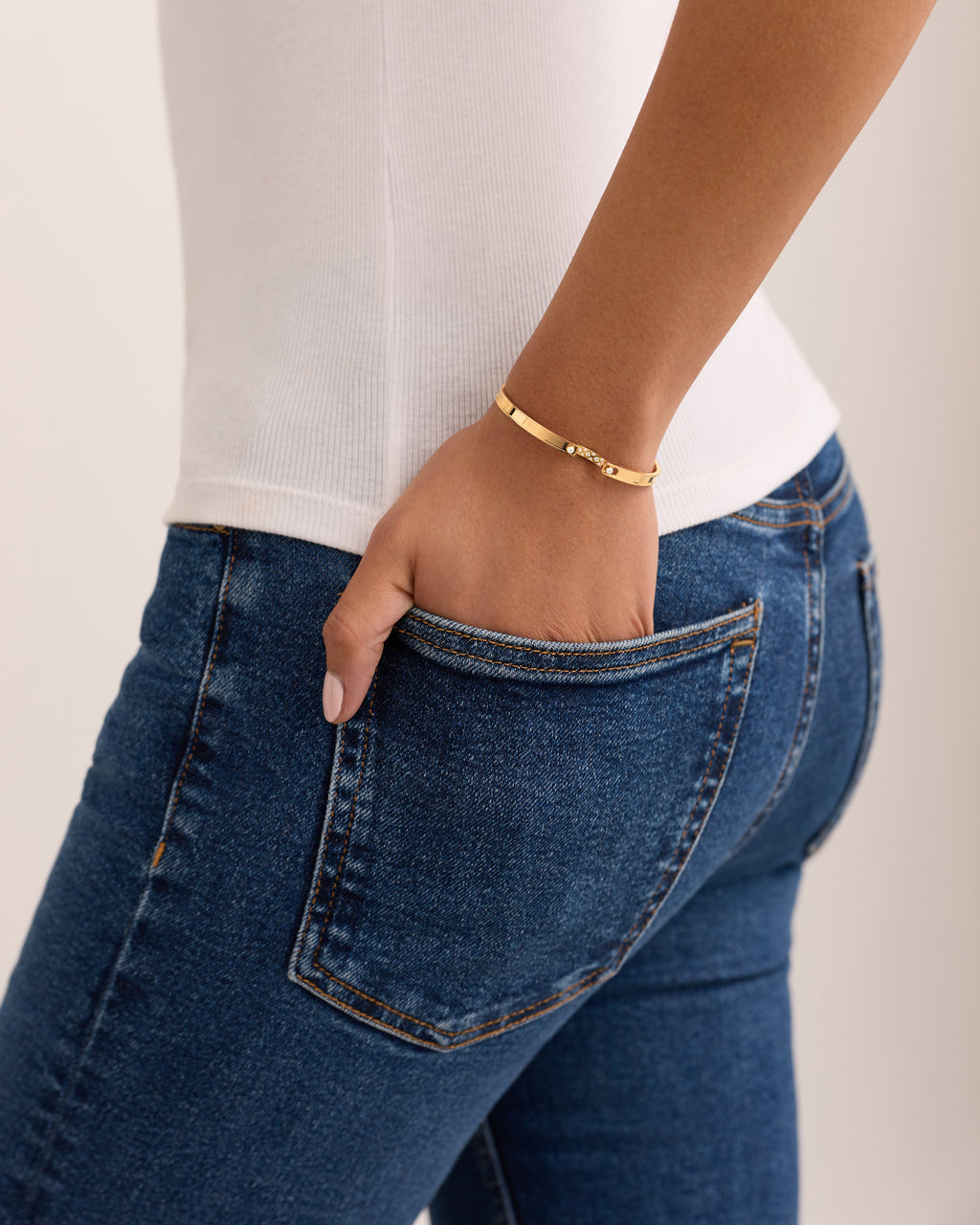 Parisian Stroll Mood Bangle in Yellow Gold