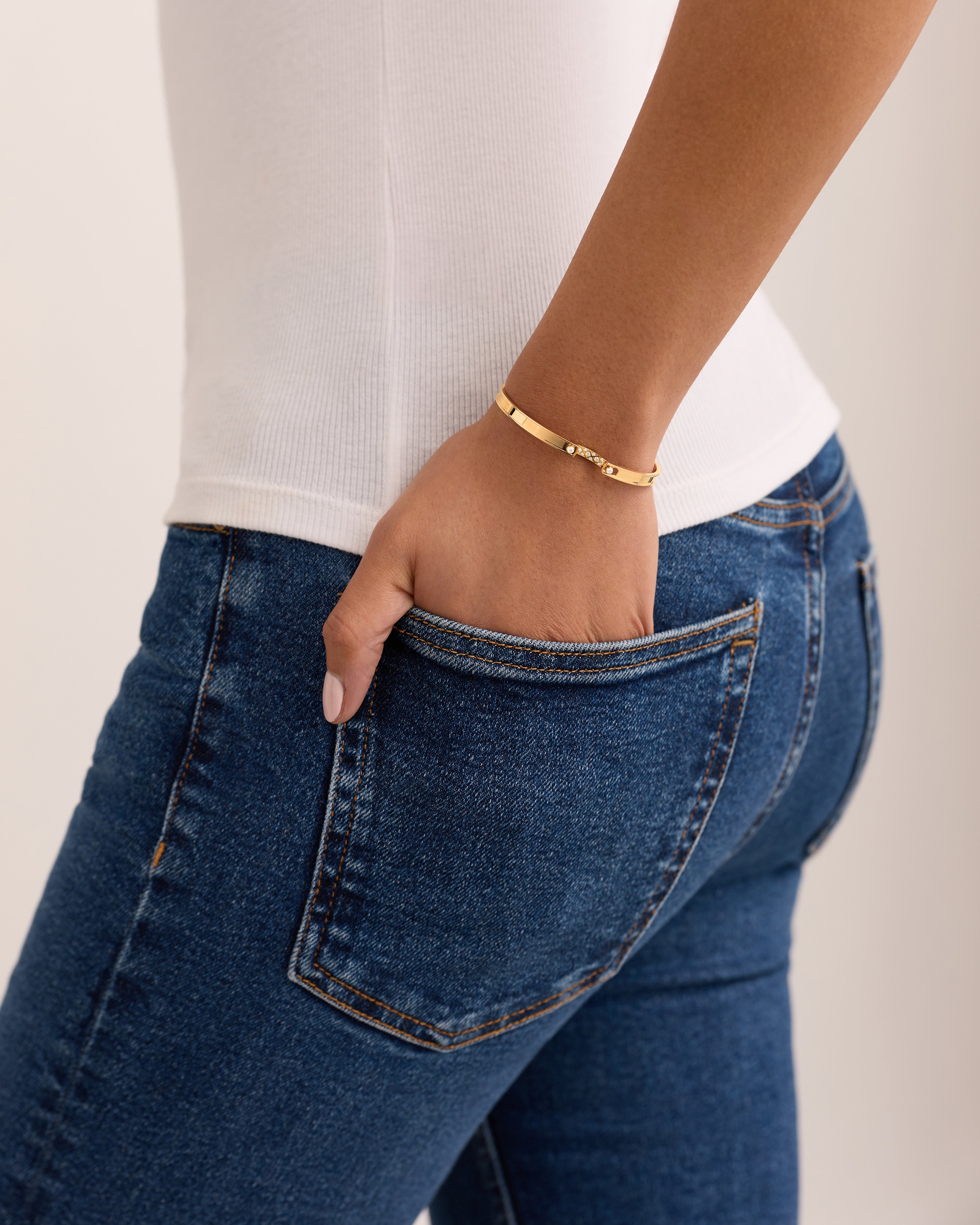 Parisian Stroll Mood Bangle in Yellow Gold