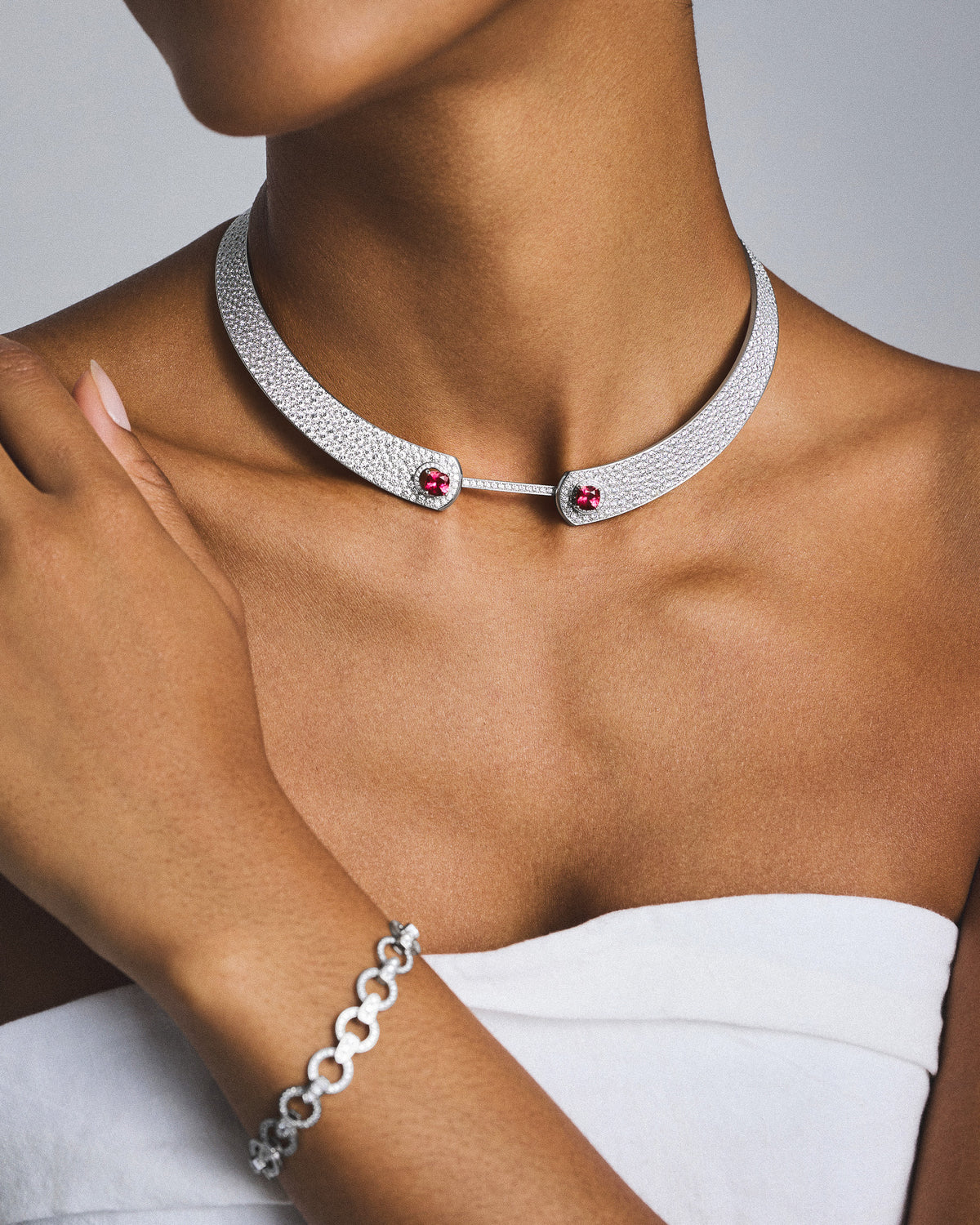 Model wearing the Mood Collar High Jewelry Necklace in white gold and a matching chain bracelet.